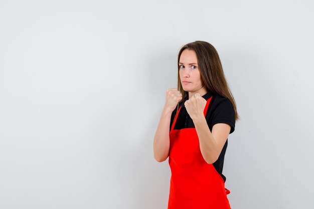 Giovane donna espressiva in posa in studio