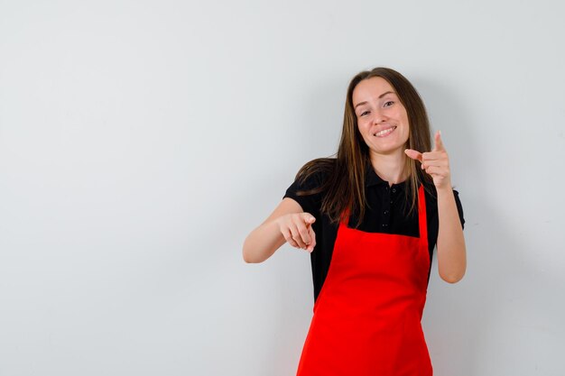 Giovane donna espressiva in posa in studio