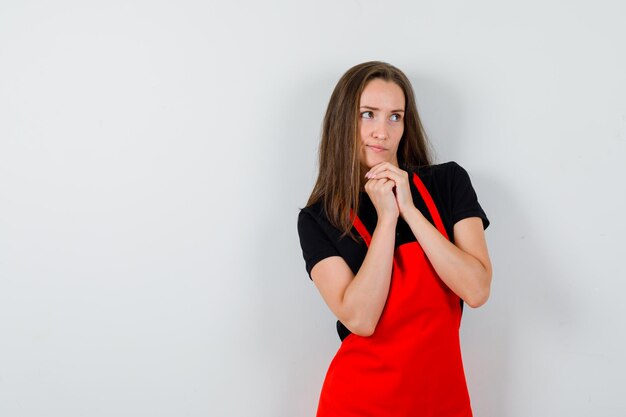 Giovane donna espressiva in posa in studio