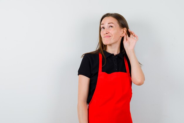 Giovane donna espressiva in posa in studio