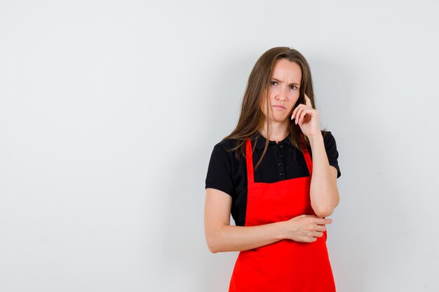 Giovane donna espressiva in posa in studio