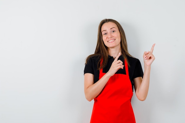 Giovane donna espressiva in posa in studio