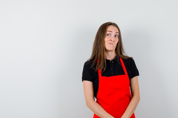 Giovane donna espressiva in posa in studio