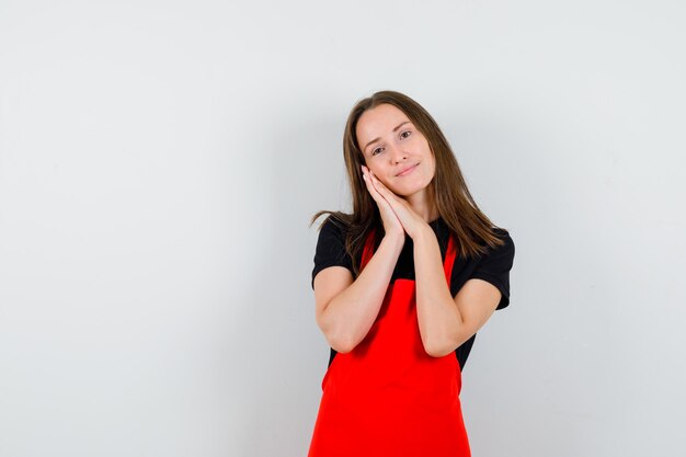 Giovane donna espressiva in posa in studio