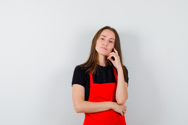 Giovane donna espressiva in posa in studio