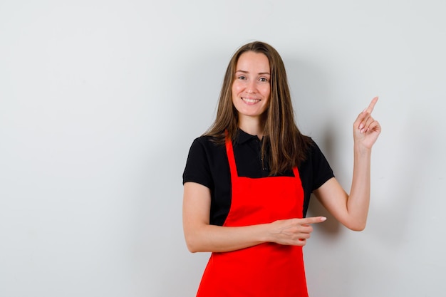 Giovane donna espressiva in posa in studio