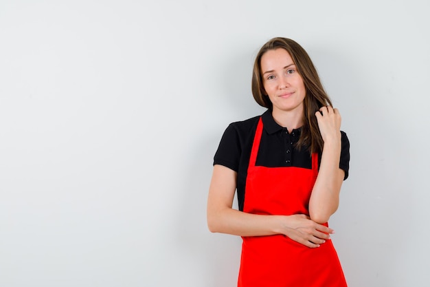 Giovane donna espressiva in posa in studio