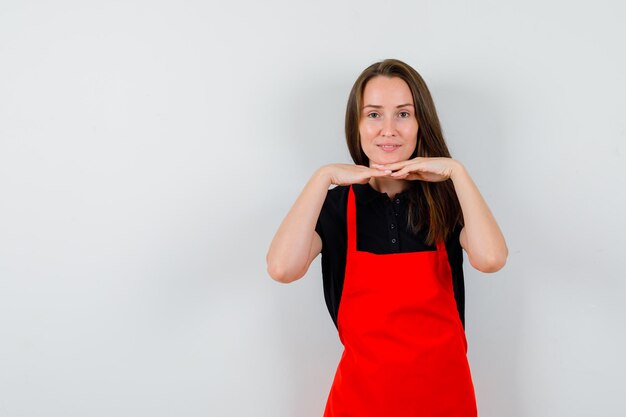 Giovane donna espressiva in posa in studio