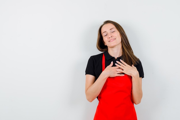 Giovane donna espressiva in posa in studio