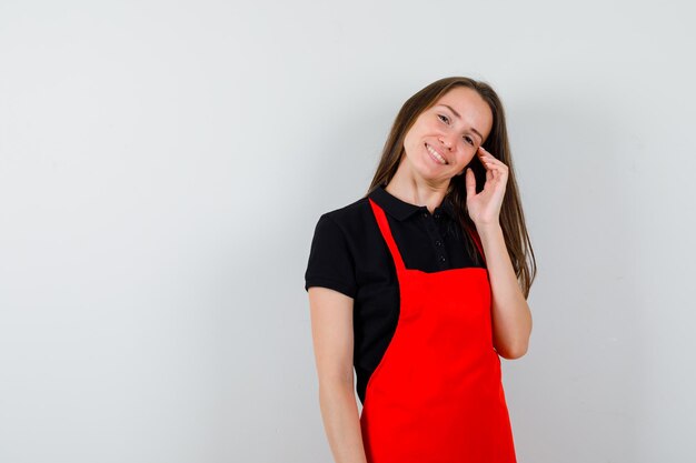 Giovane donna espressiva in posa in studio