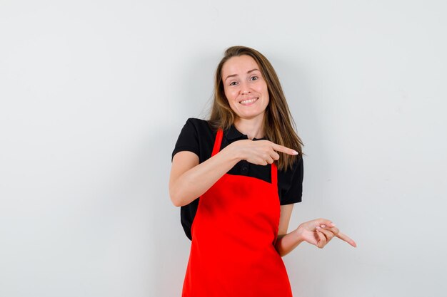 Giovane donna espressiva in posa in studio