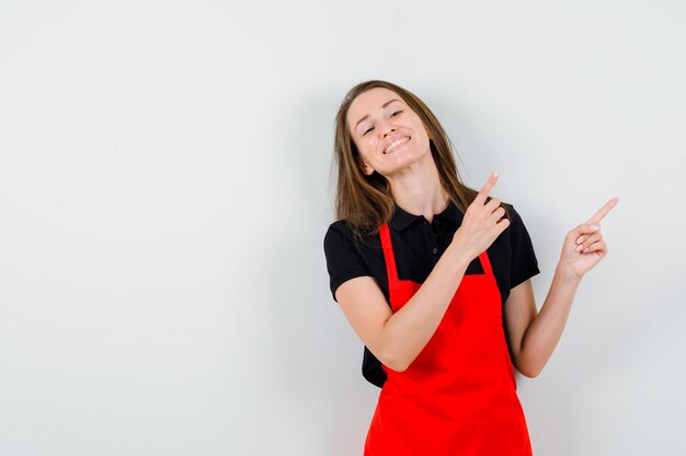 Giovane donna espressiva in posa in studio