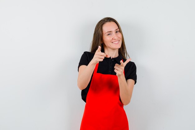 Giovane donna espressiva in posa in studio