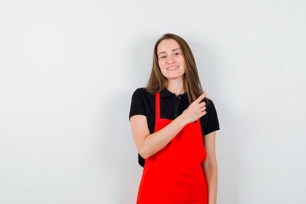 Giovane donna espressiva in posa in studio