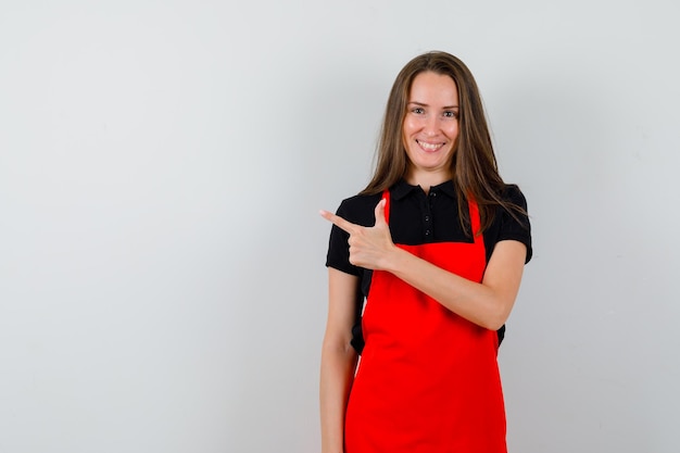 Giovane donna espressiva in posa in studio