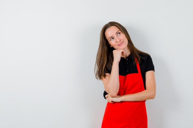 Giovane donna espressiva in posa in studio