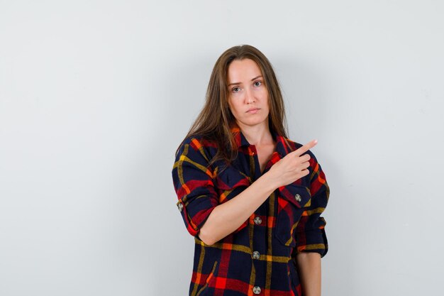 Giovane donna espressiva in posa in studio