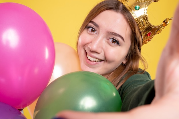 Giovane donna espressiva in posa per il Natale