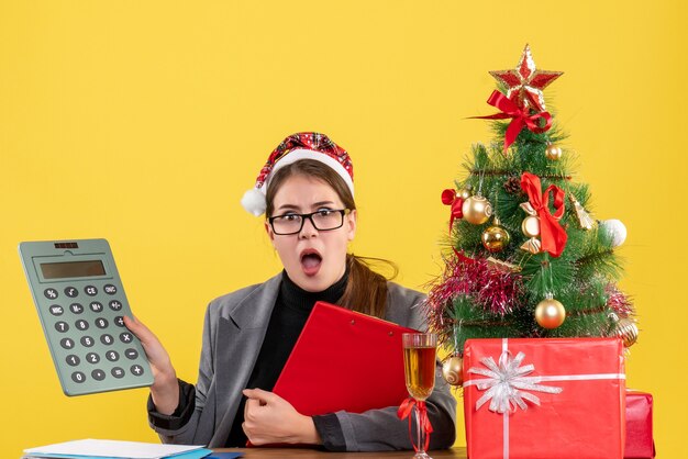 Giovane donna espressiva in posa per il Natale