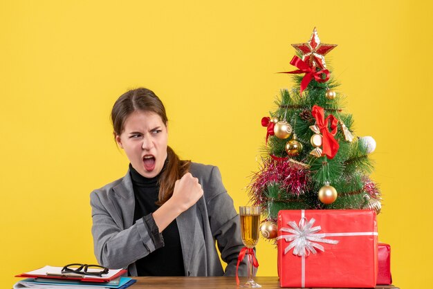 Giovane donna espressiva in posa per il Natale