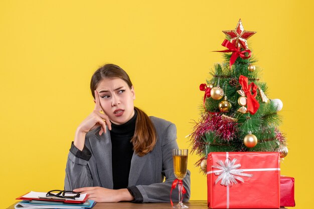 Giovane donna espressiva in posa per il Natale