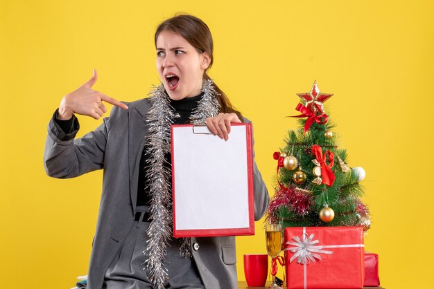 Giovane donna espressiva in posa per il Natale