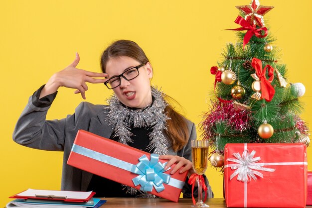 Giovane donna espressiva in posa per il Natale