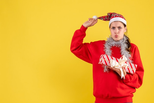 Giovane donna espressiva in posa per il Natale