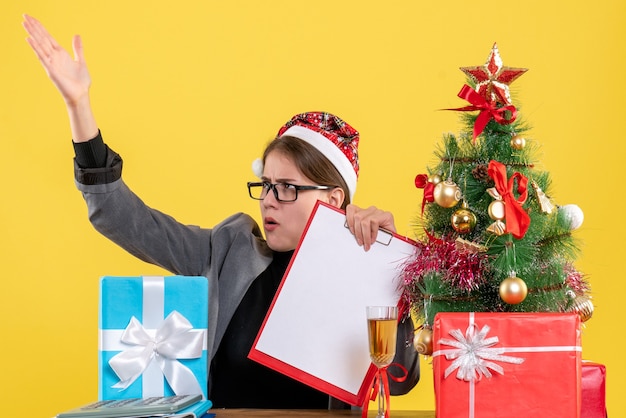 Giovane donna espressiva in posa per il Natale