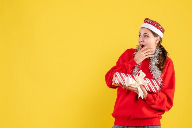 Giovane donna espressiva in posa per il Natale