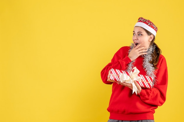 Giovane donna espressiva in posa per il Natale