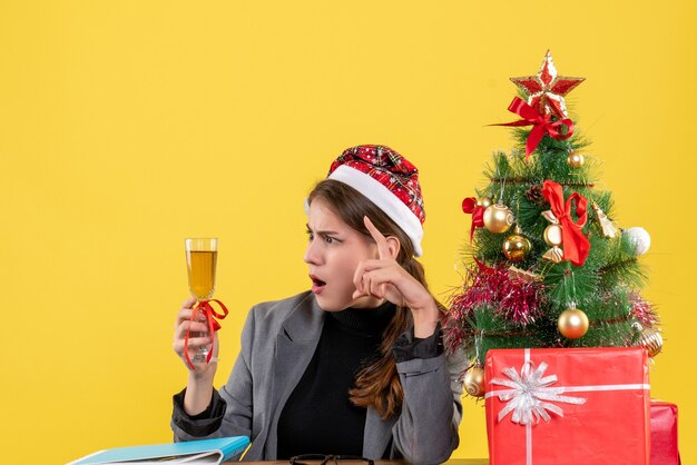 Giovane donna espressiva in posa per il Natale