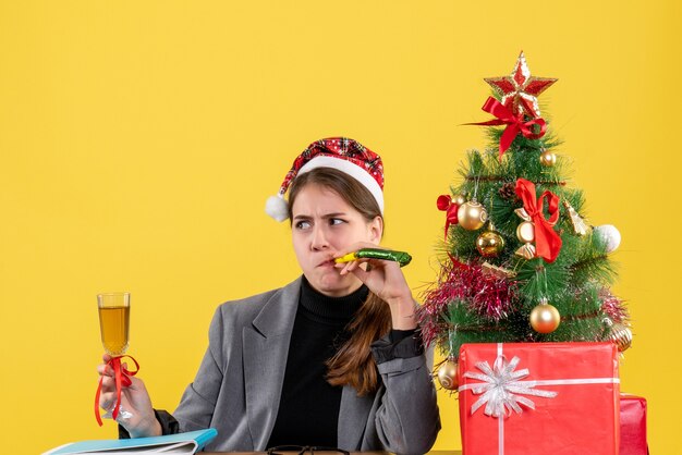 Giovane donna espressiva in posa per il Natale