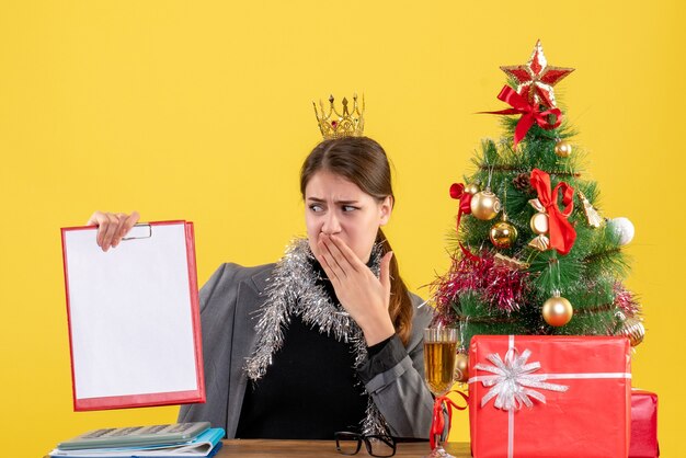 Giovane donna espressiva in posa per il Natale