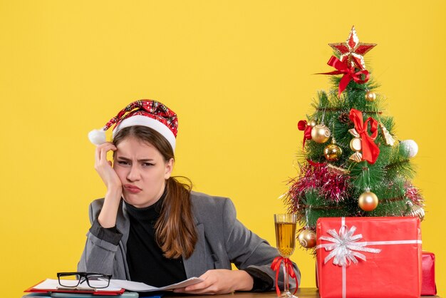 Giovane donna espressiva in posa per il Natale