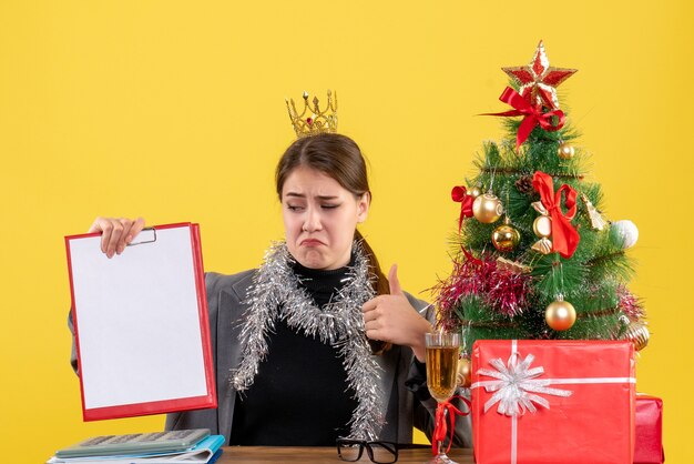 Giovane donna espressiva in posa per il Natale