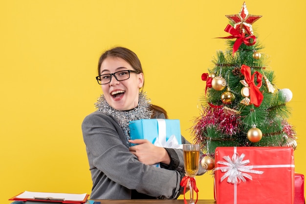 Giovane donna espressiva in posa per il Natale