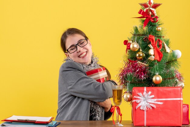 Giovane donna espressiva in posa per il Natale