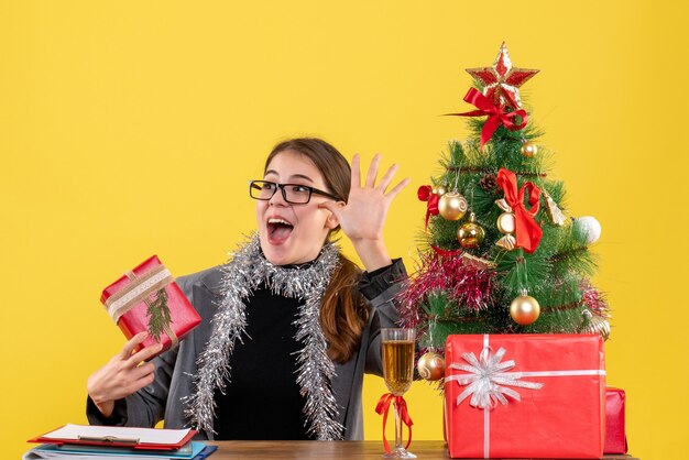 Giovane donna espressiva in posa per il Natale