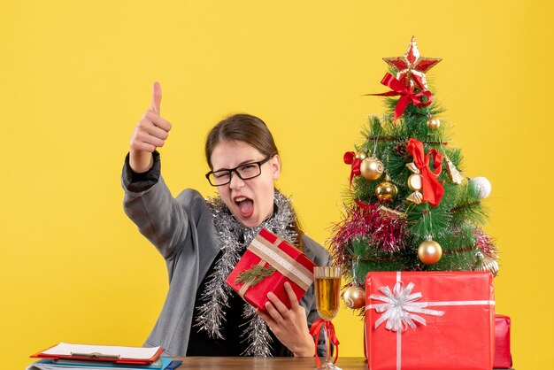 Giovane donna espressiva in posa per il Natale