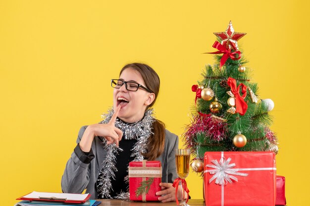 Giovane donna espressiva in posa per il Natale