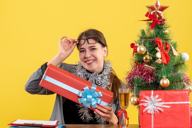 Giovane donna espressiva in posa per il Natale