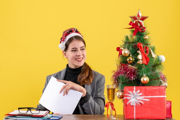 Giovane donna espressiva in posa per il Natale