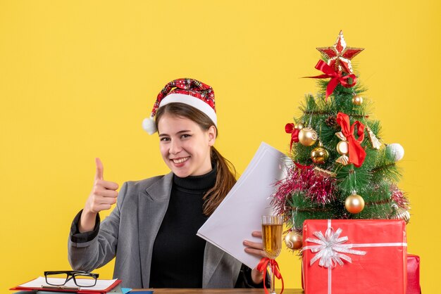 Giovane donna espressiva in posa per il Natale