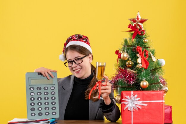 Giovane donna espressiva in posa per il Natale