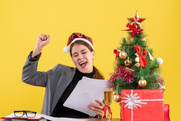 Giovane donna espressiva in posa per il Natale