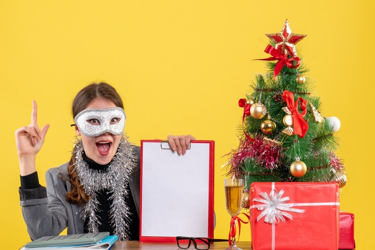 Foto gratuito giovane donna espressiva in posa per il natale