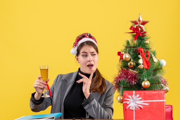 Giovane donna espressiva in posa per il Natale