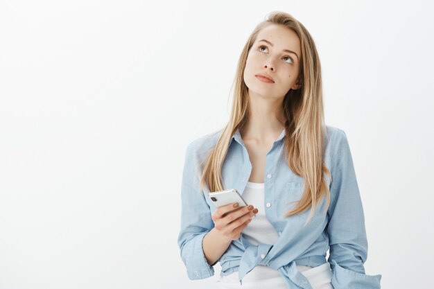 Giovane donna europea con capelli biondi