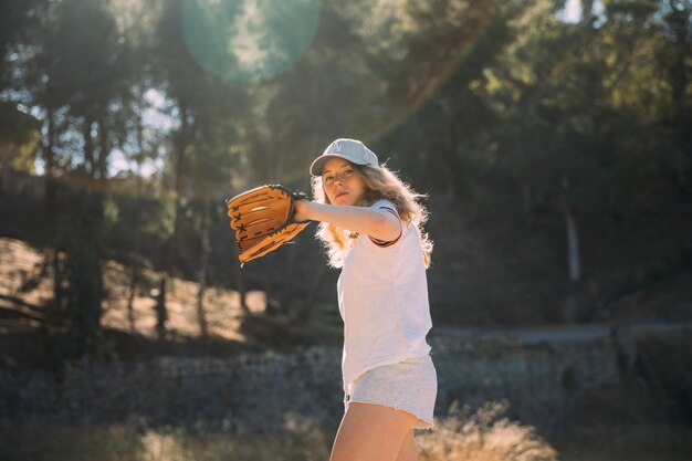 Giovane donna facendo campo da baseball